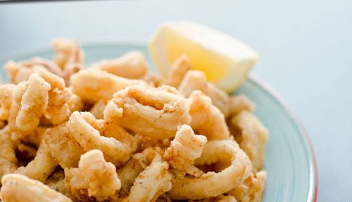 Fried calamari with lemon